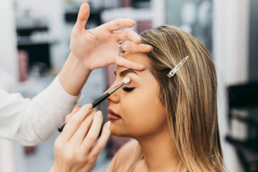 How to Become a Makeup Artist