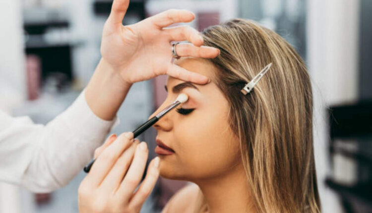 How to Become a Makeup Artist