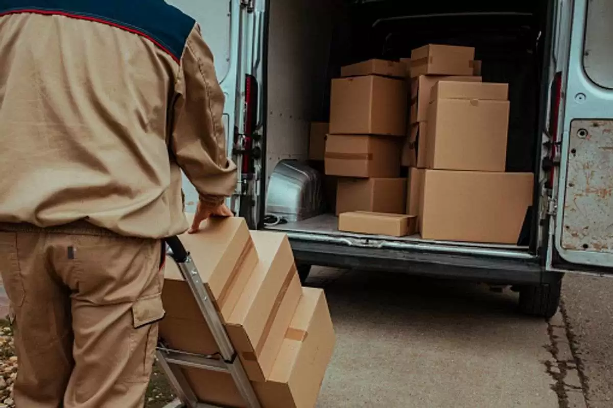 The Complete Guide to Shipping Packages And What You Need To Know For an Easy Move