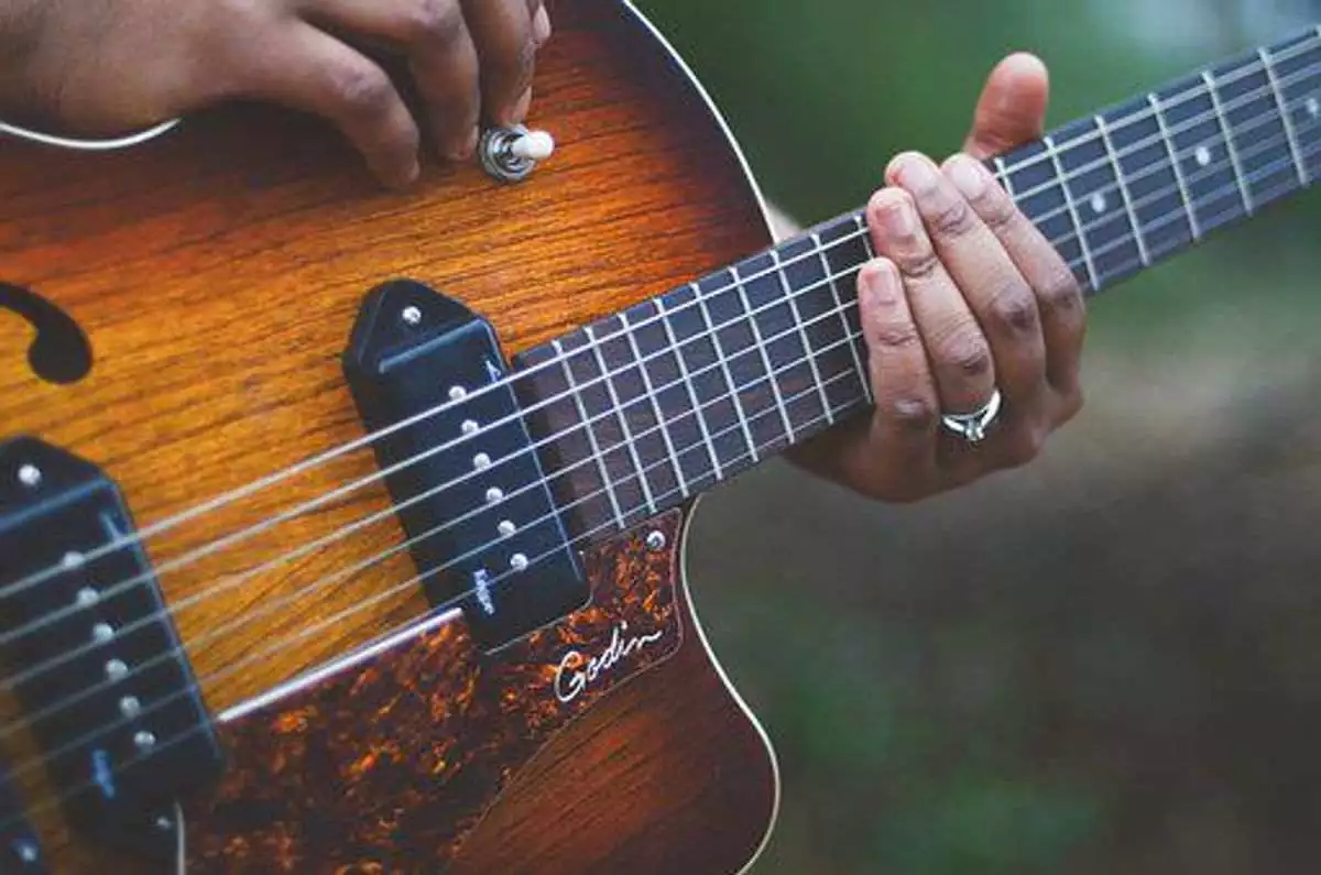 How To Play Electric Guitar