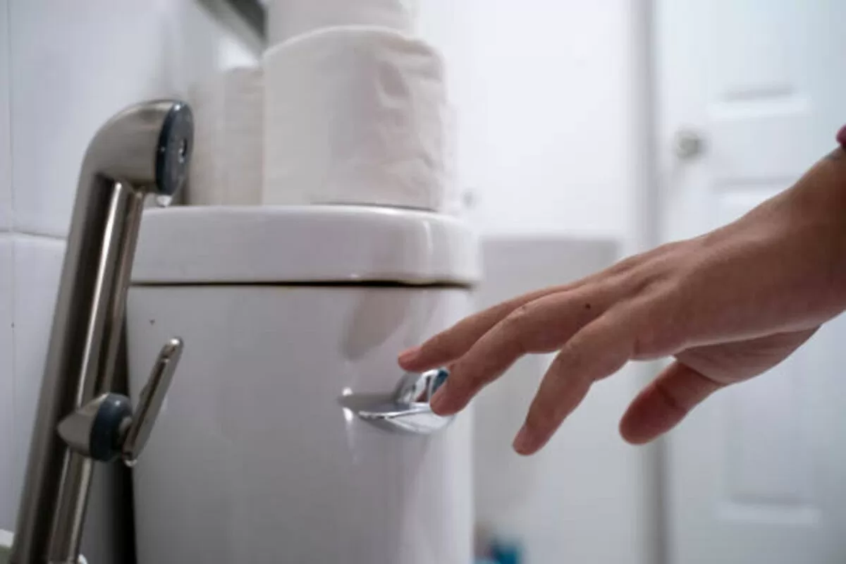 how to clean toilet tank